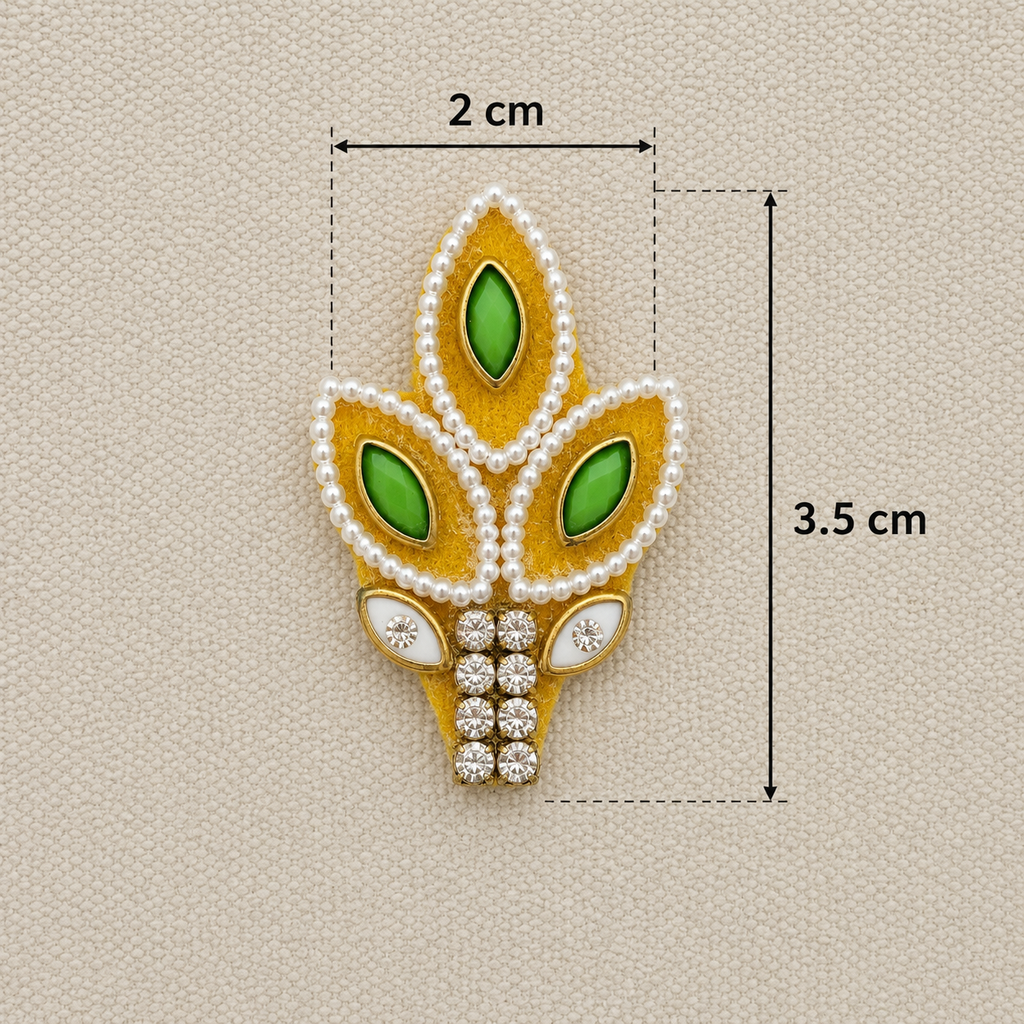 Decorative brooch with green gemstones and gold accents, shown with measurements on a beige background.